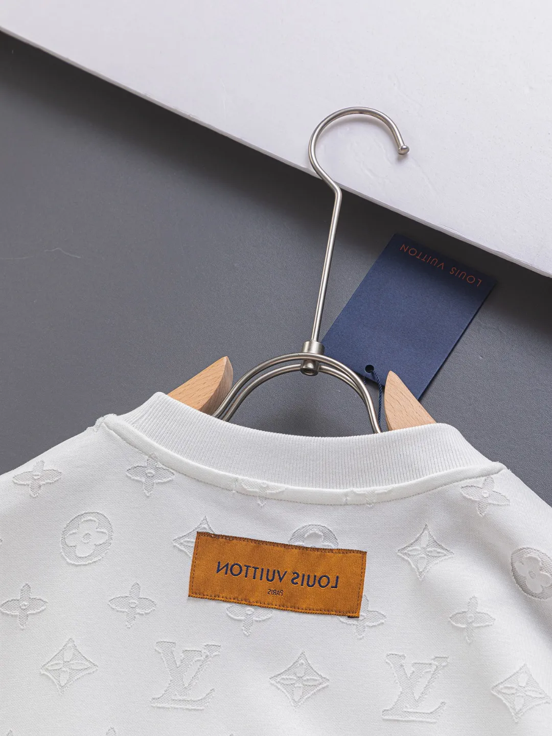 🅿️200 Louis Vuitton Louis Vuitton 1V slightly wide version S-XL 25SS LV new product counter catwalk style full body cut burnt letter logo heavy craftsmanship same style for men and women! Short-sleeves are not the same as the general public, but must be unique and eye-catching. This LV short-sleeves is all about quality, comfort, consistent style, fashion, including fabrics and cutting techniques, all of which have been made with great effort! 320 grams of washed pure cotton fabric, pure cotton is breathable, very refreshing and comfortable for daily wear. The rib knitting on the neckline is smooth and tight, and the neckline will not be skewed if you toss it at will. The loose version, you will find that it looks really good on the upper body. The overall is minimalist and neat, super versatile for daily use! Pair it casually with a pair of pants for a youthful look. A T-shirt will make your outfit crazy. It is a fashionable item that can never go wrong! Black, white, blue, purple Size: S-XL Size chart: S: Shoulder width 50 - Bust 54 - Clothing length 70 M: Shoulder width 52 - Bust 56.5 - Clothing length 72 L: Shoulder width 54 - Bust 59 - Clothing length 74 XL: Shoulder width 56 - Bust 61.5 - Clothing length 76